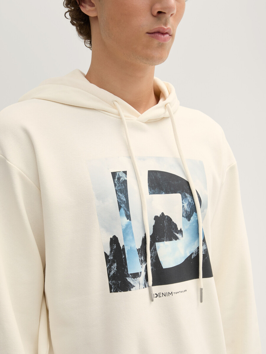 sudadera con capucha y estampado
