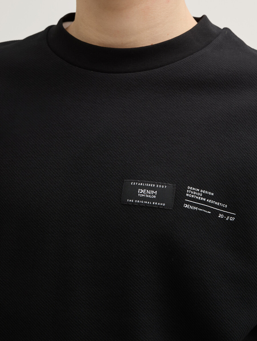 sudadera con etiqueta de logo