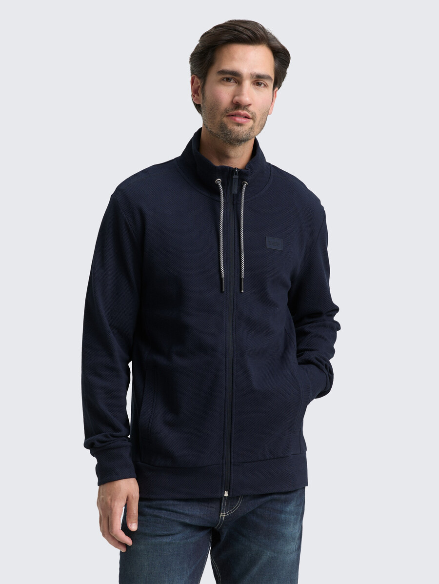 chaqueta deportiva ultraligera con cuello alto