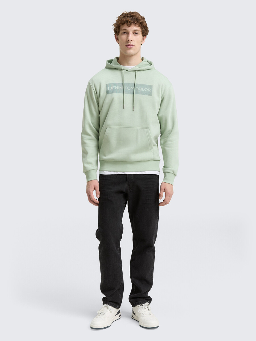 sudadera con capucha y estampado