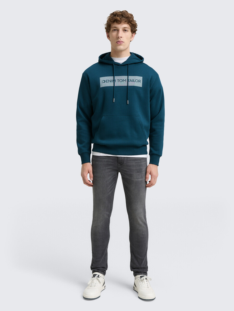 sudadera con capucha y estampado
