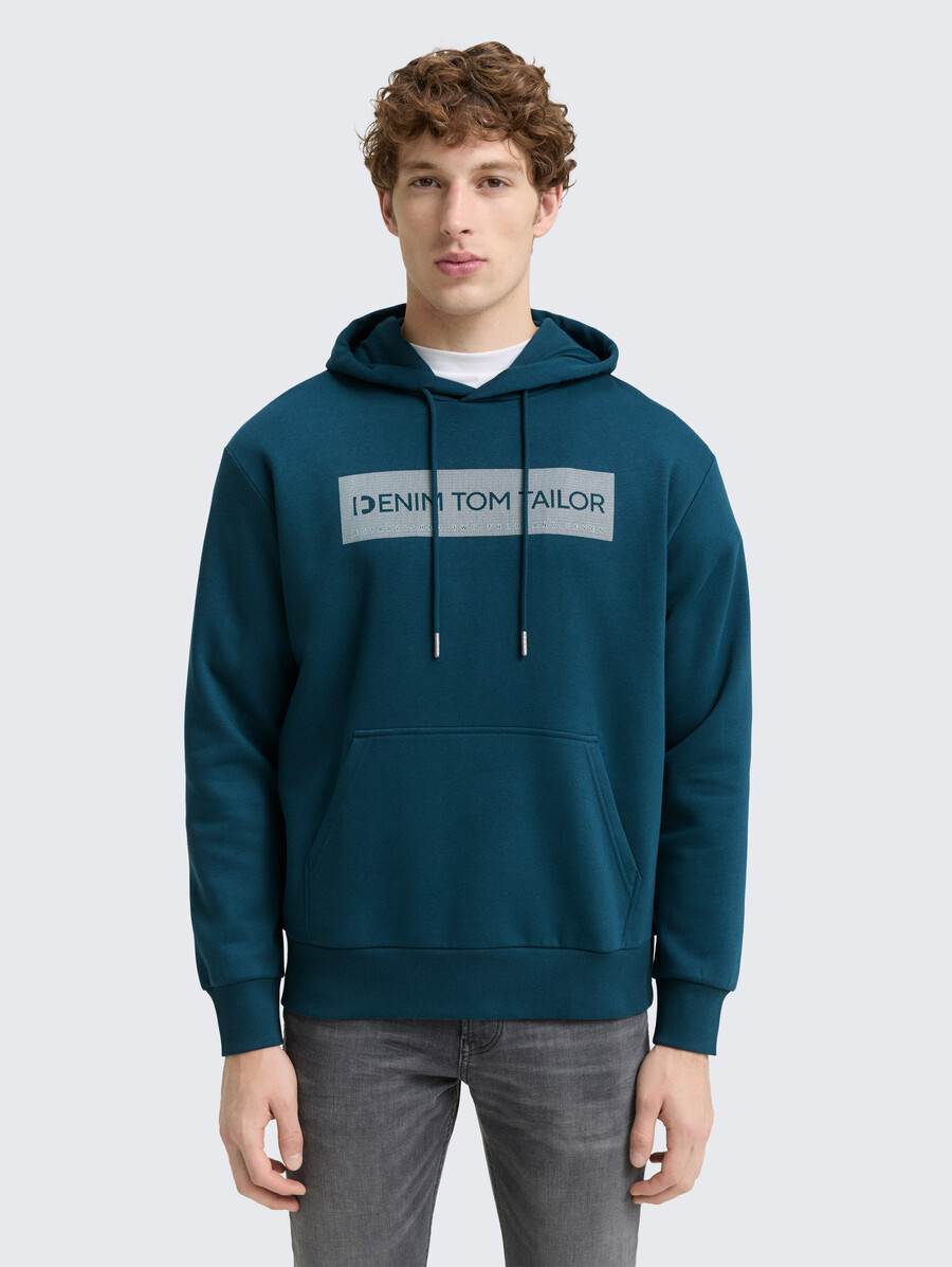 sudadera con capucha y estampado
