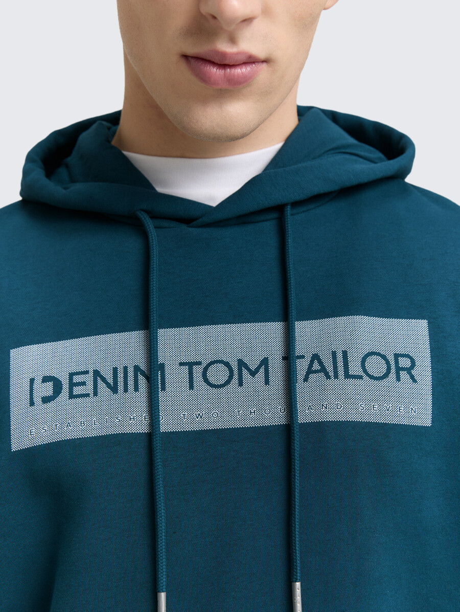 sudadera con capucha y estampado
