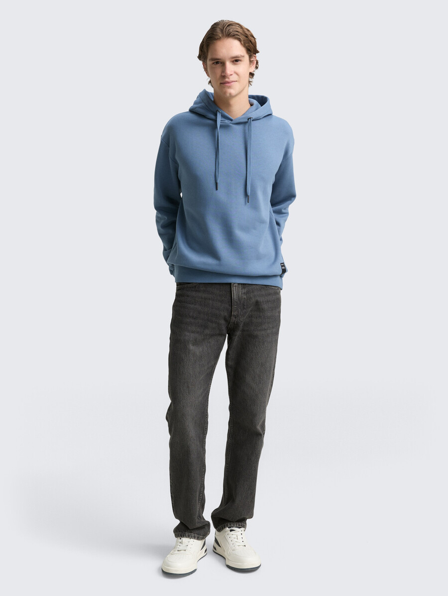 sudadera con capucha y logo