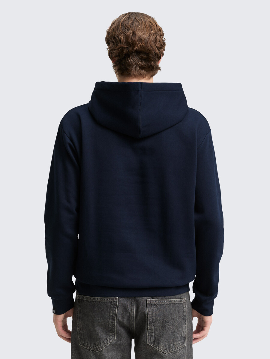 sudadera con capucha y logo