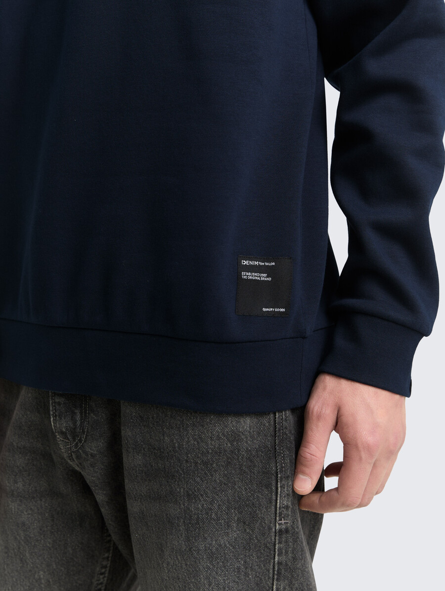 sudadera con capucha y logo
