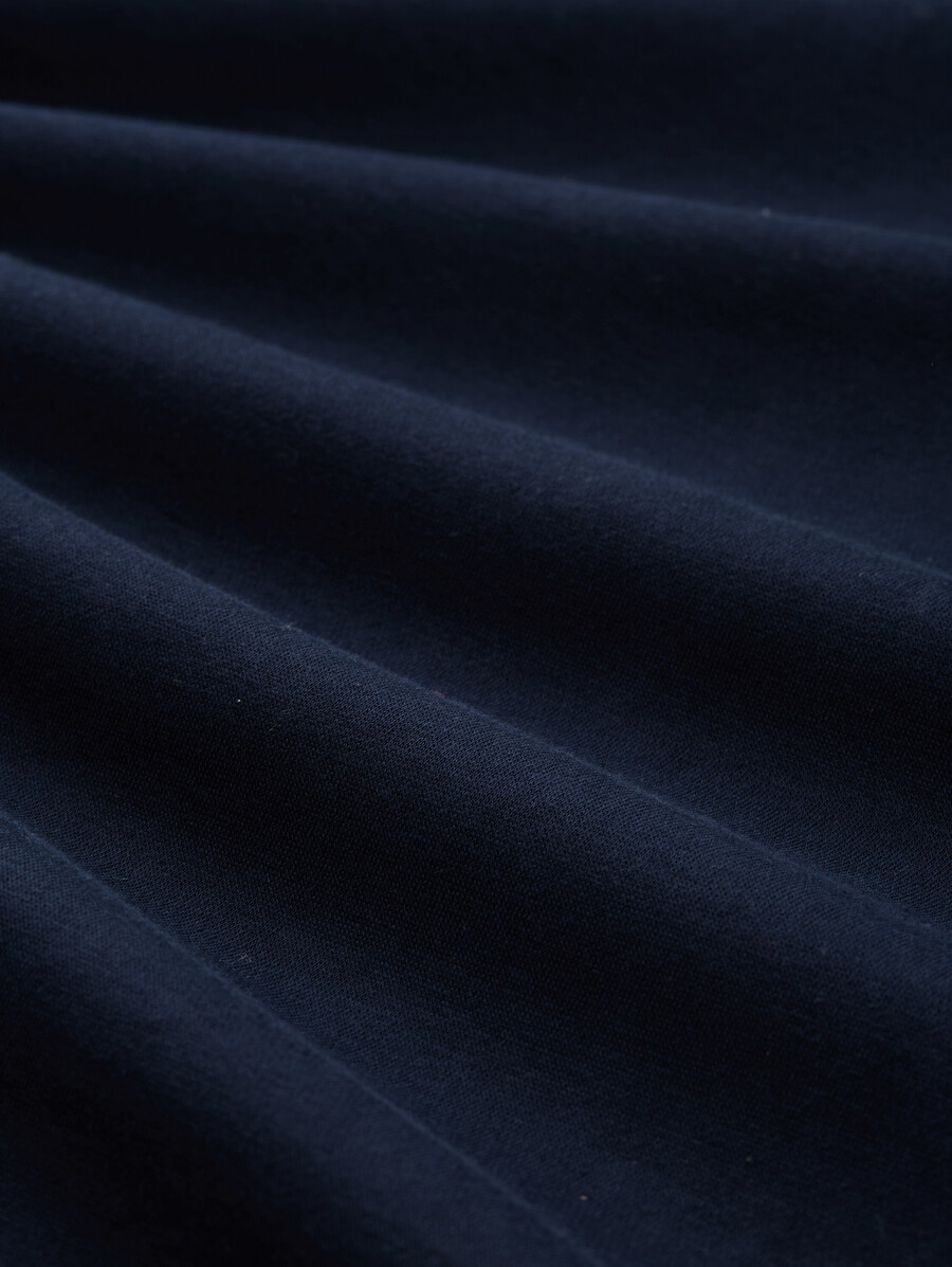 sudadera con capucha y logo