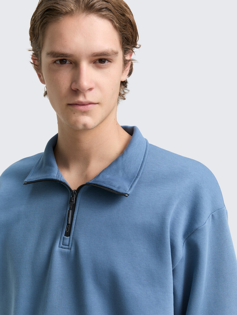 sudadera troyer con insignia del logotipo