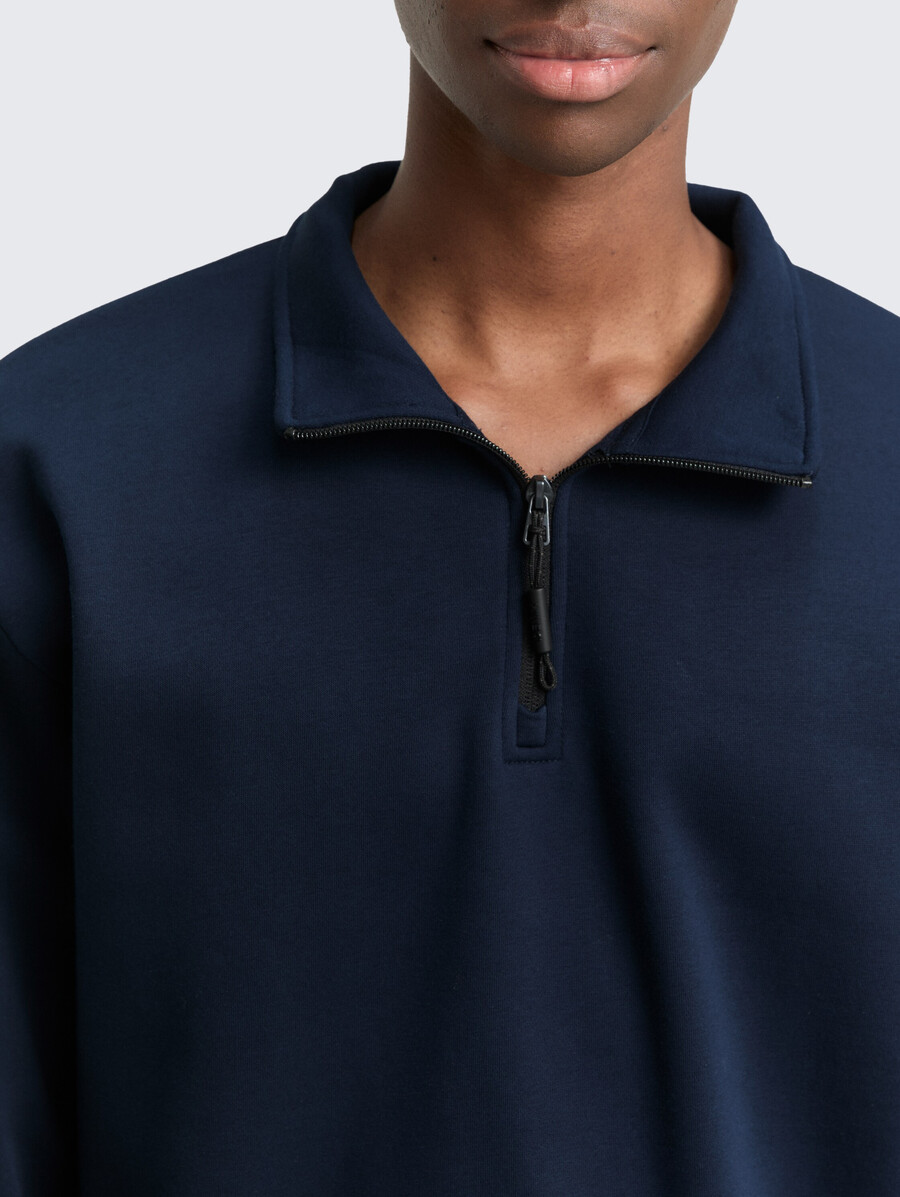 sudadera troyer con insignia del logotipo