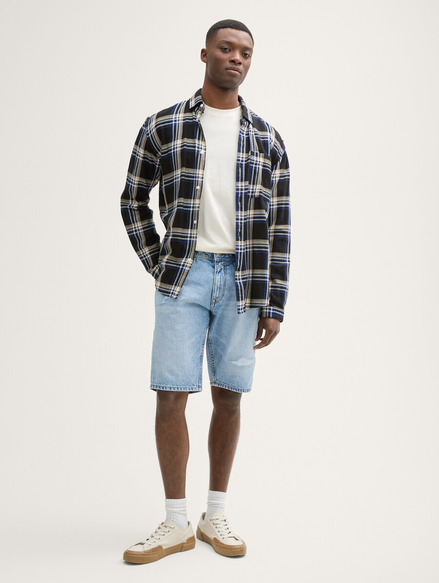 pantalones cortos vaqueros desgastados y ajustados ttpiers