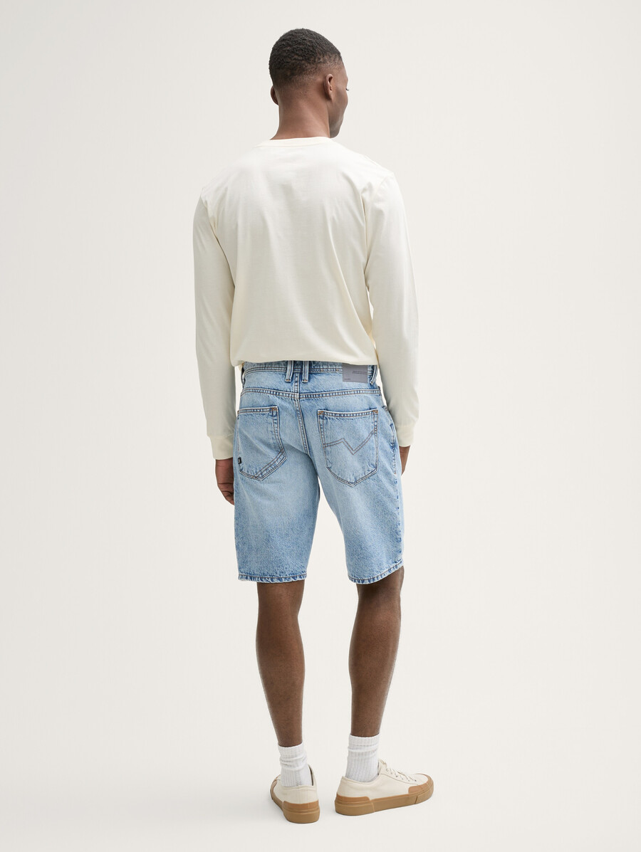 pantalones cortos vaqueros desgastados y ajustados ttpiers