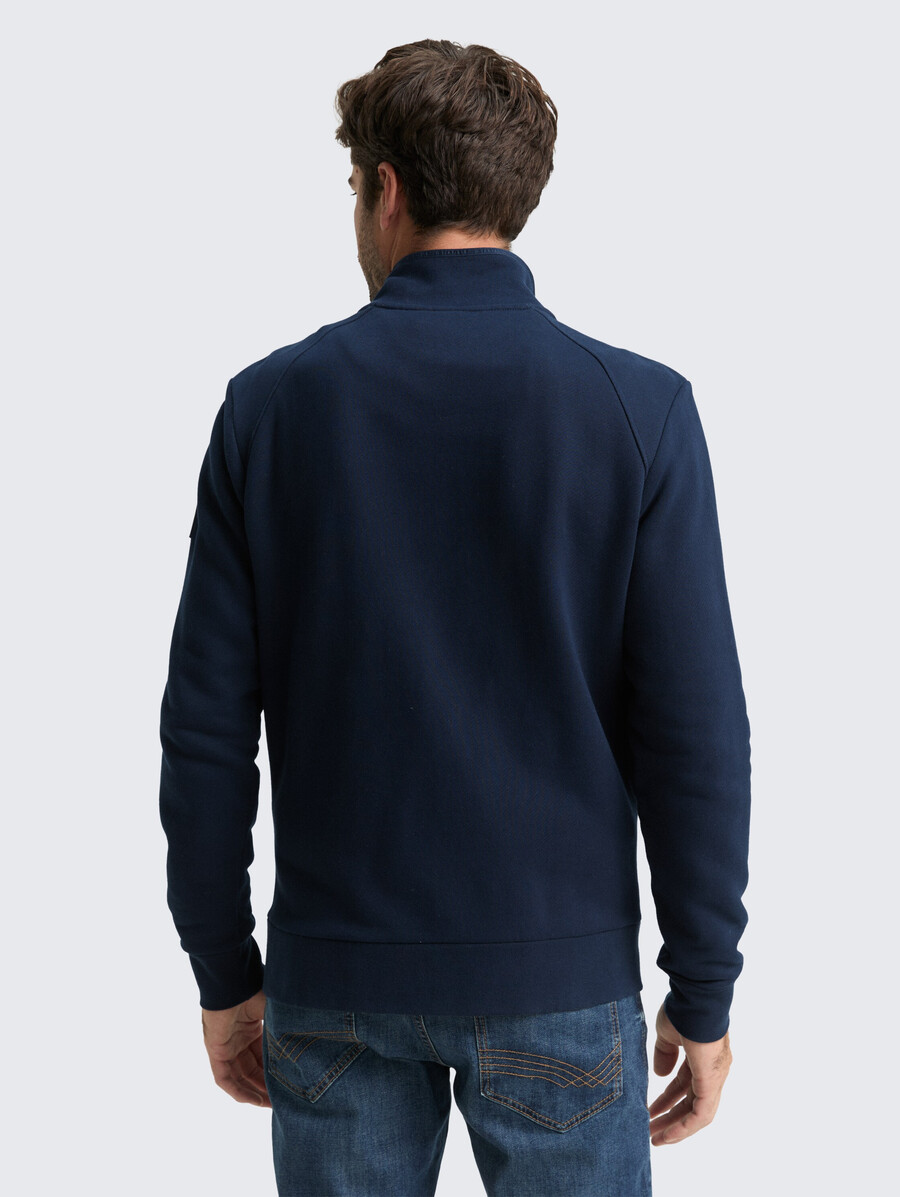 chaqueta deportiva híbrida con acolchado