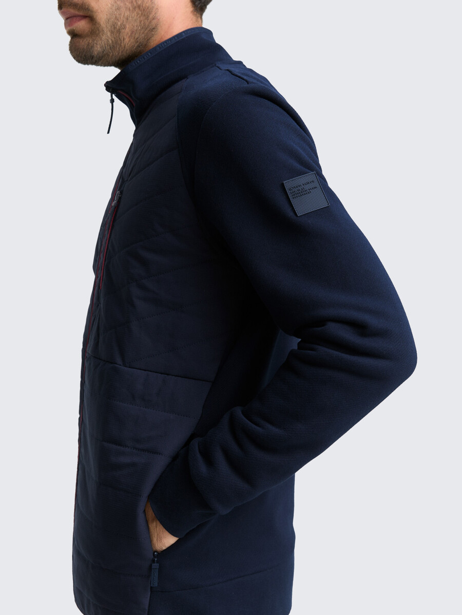 chaqueta deportiva híbrida con acolchado