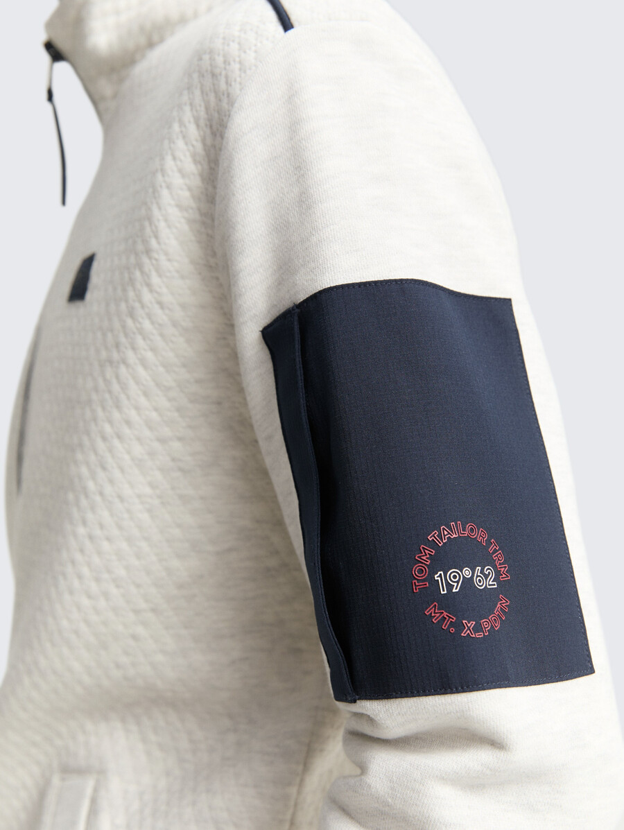 chaqueta deportiva con bolsillo en la manga
