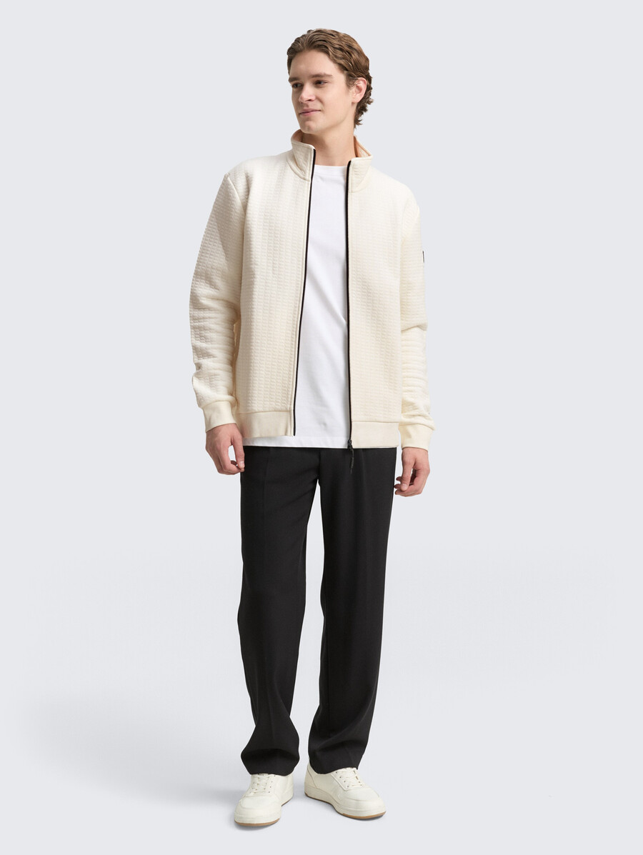 chaqueta deportiva con cuello alto