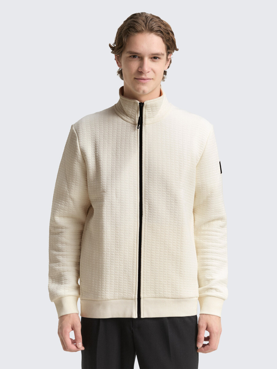 chaqueta deportiva con cuello alto