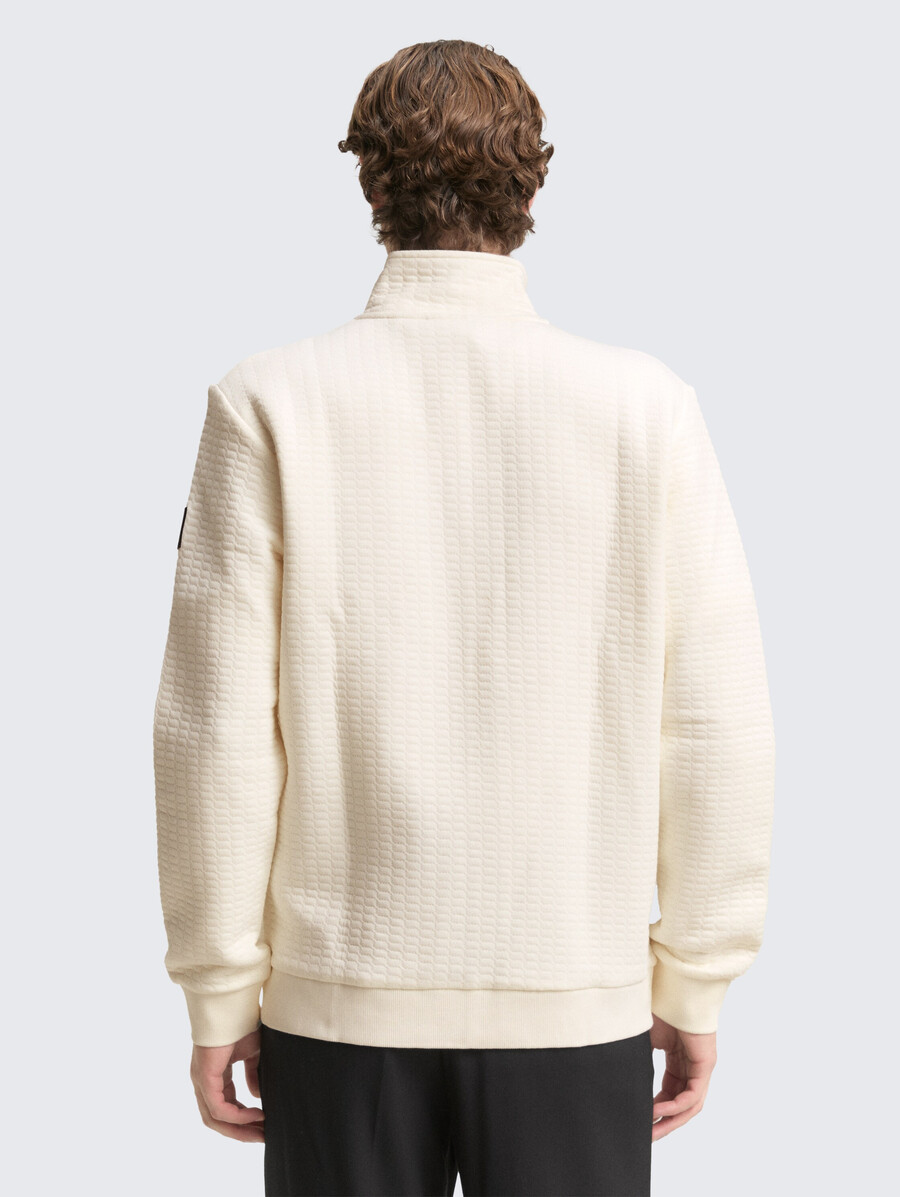 chaqueta deportiva con cuello alto