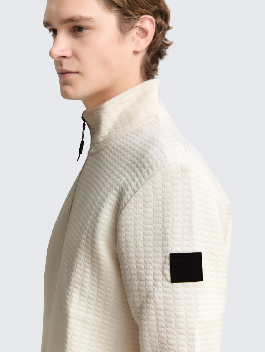 chaqueta deportiva con cuello alto