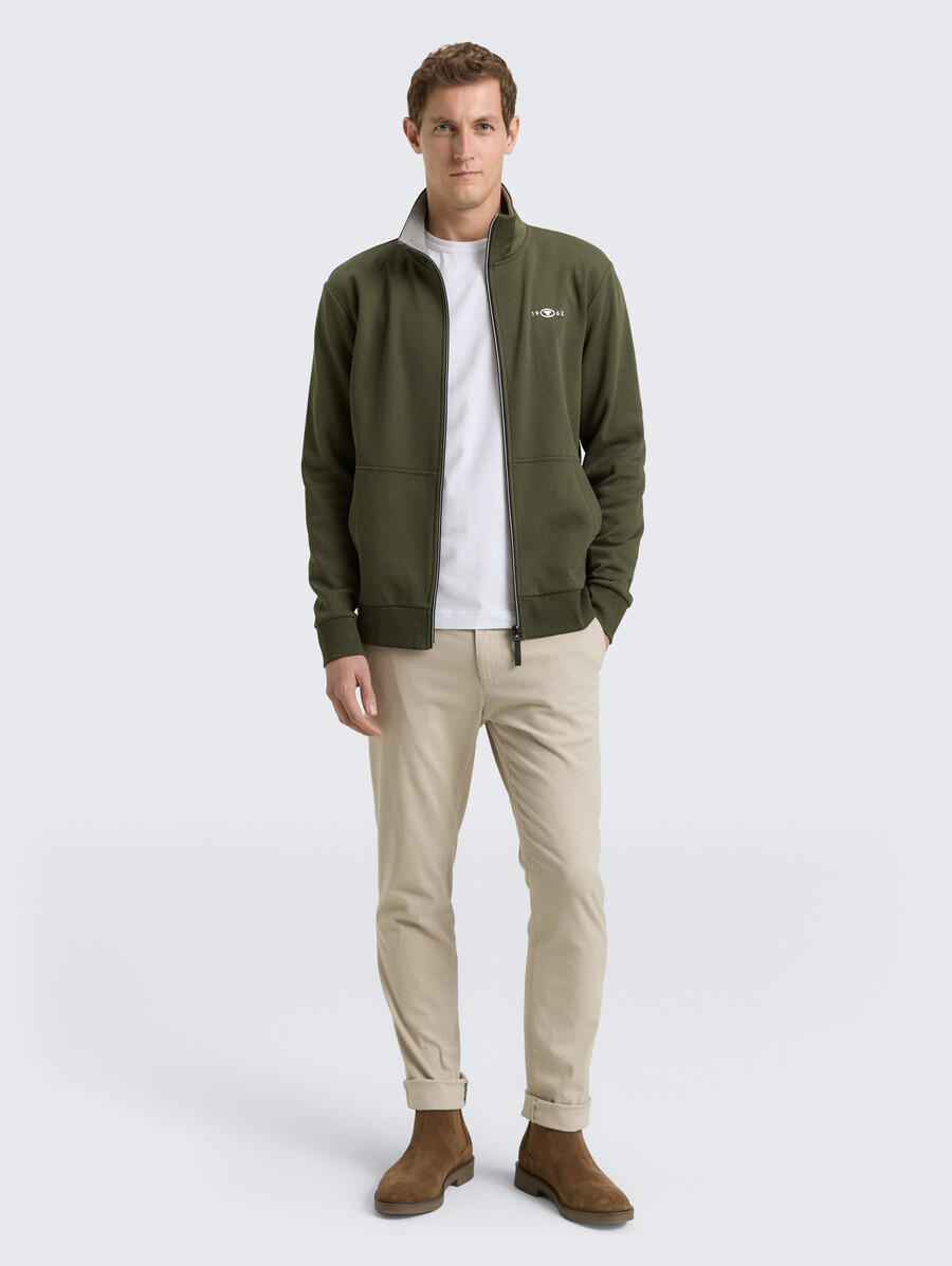 chaqueta deportiva con cuello alto