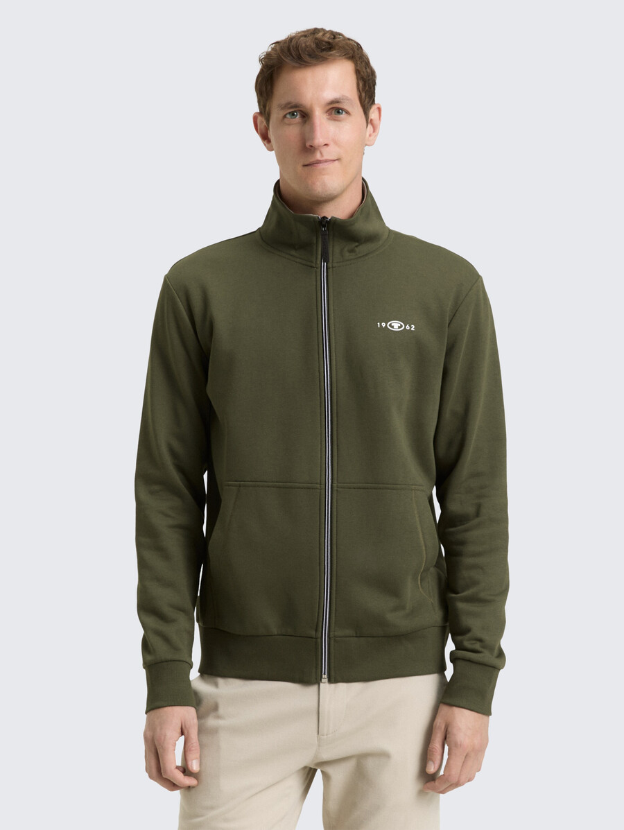chaqueta deportiva con cuello alto