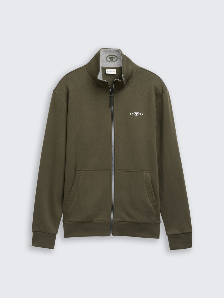 chaqueta deportiva con cuello alto