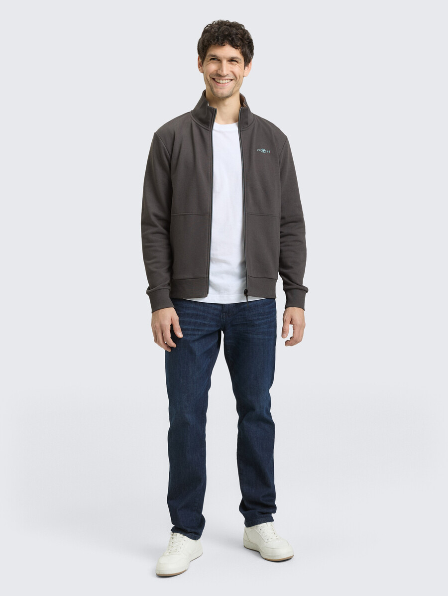 chaqueta deportiva con cuello alto