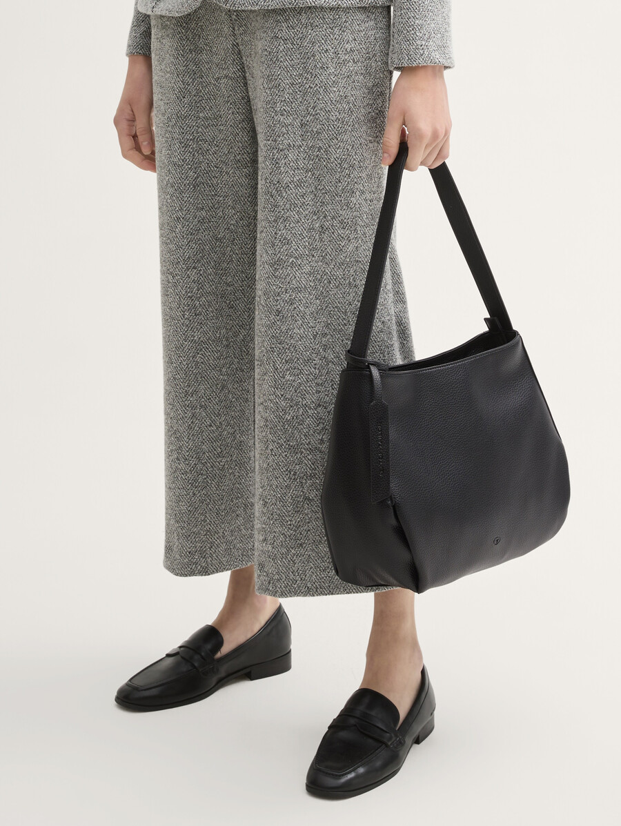 bolso tipo sobre ttberit m con colgante de logotipo