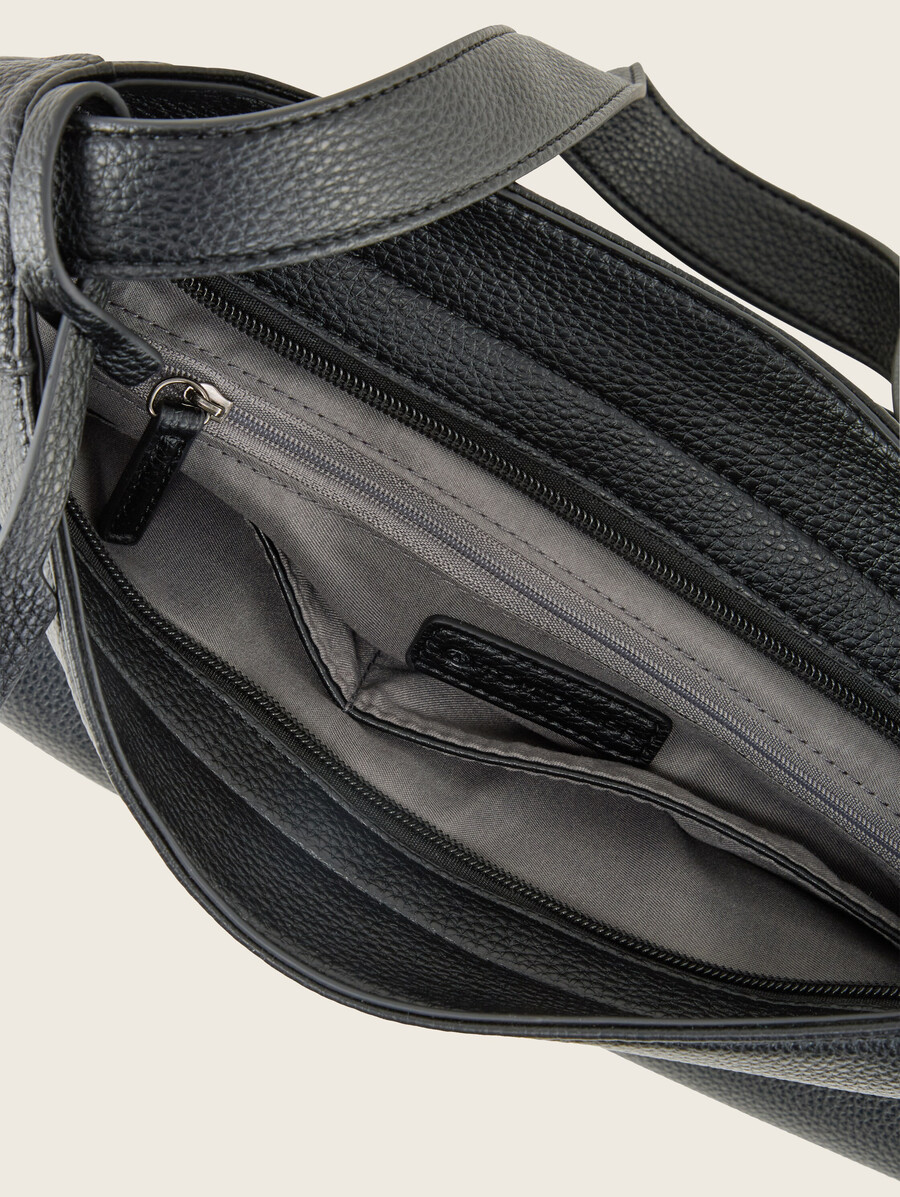 bolso tipo sobre ttberit m con colgante de logotipo