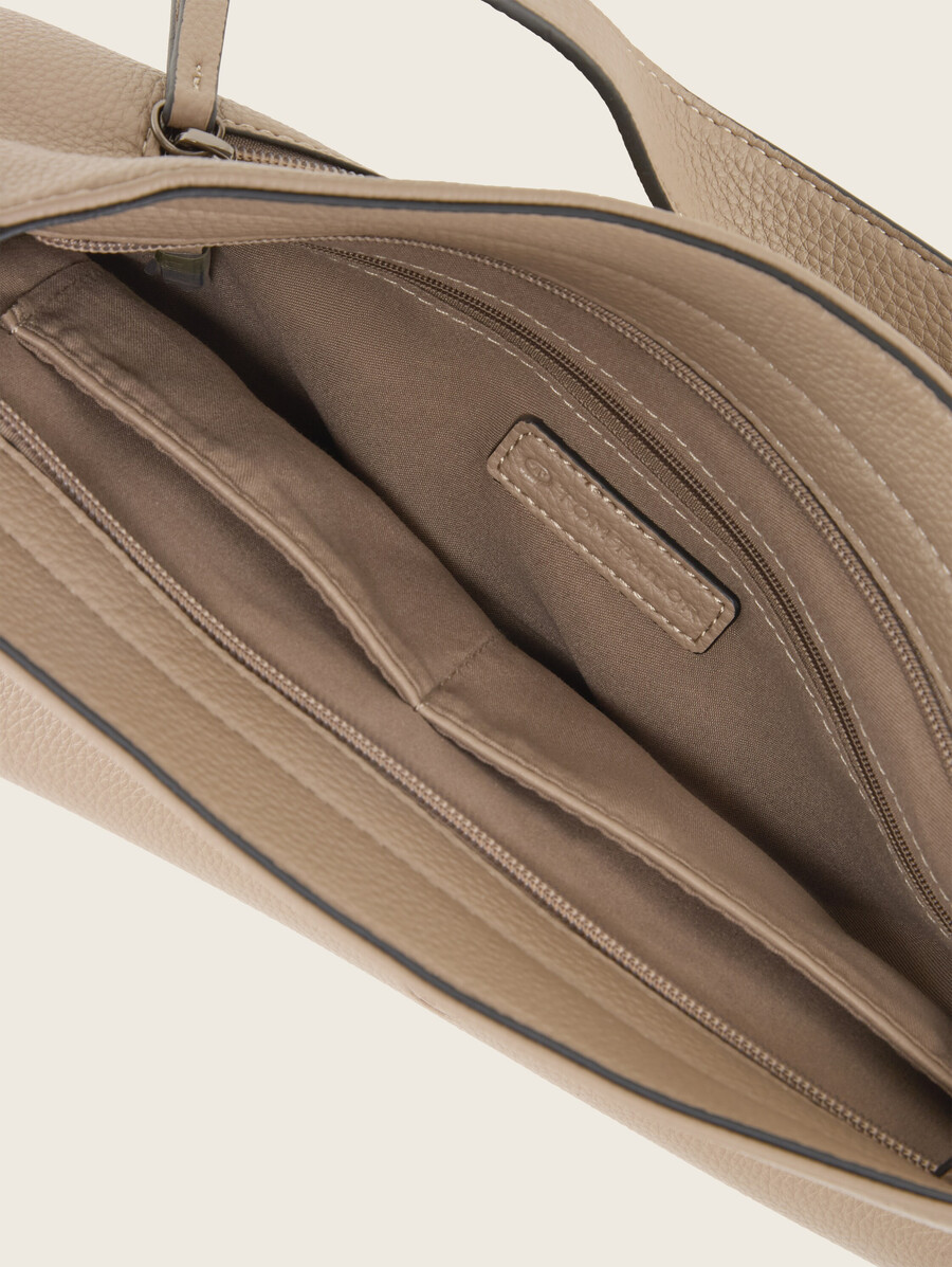 bolso tipo sobre ttberit m con colgante de logotipo