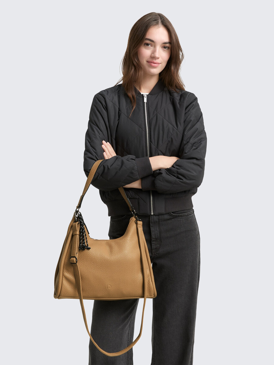 bolso tipo sobre ttfinna m con colgante decorativo