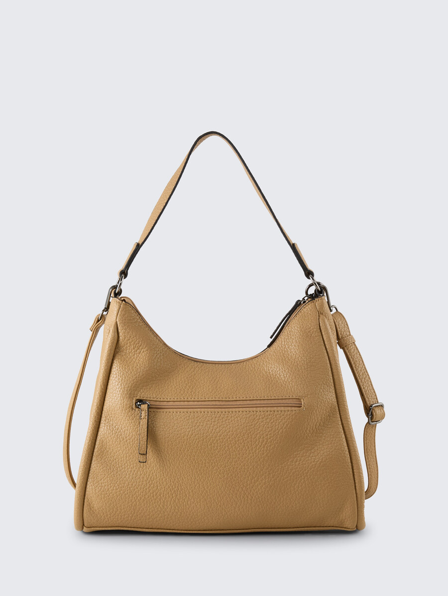 bolso tipo sobre ttfinna m con colgante decorativo