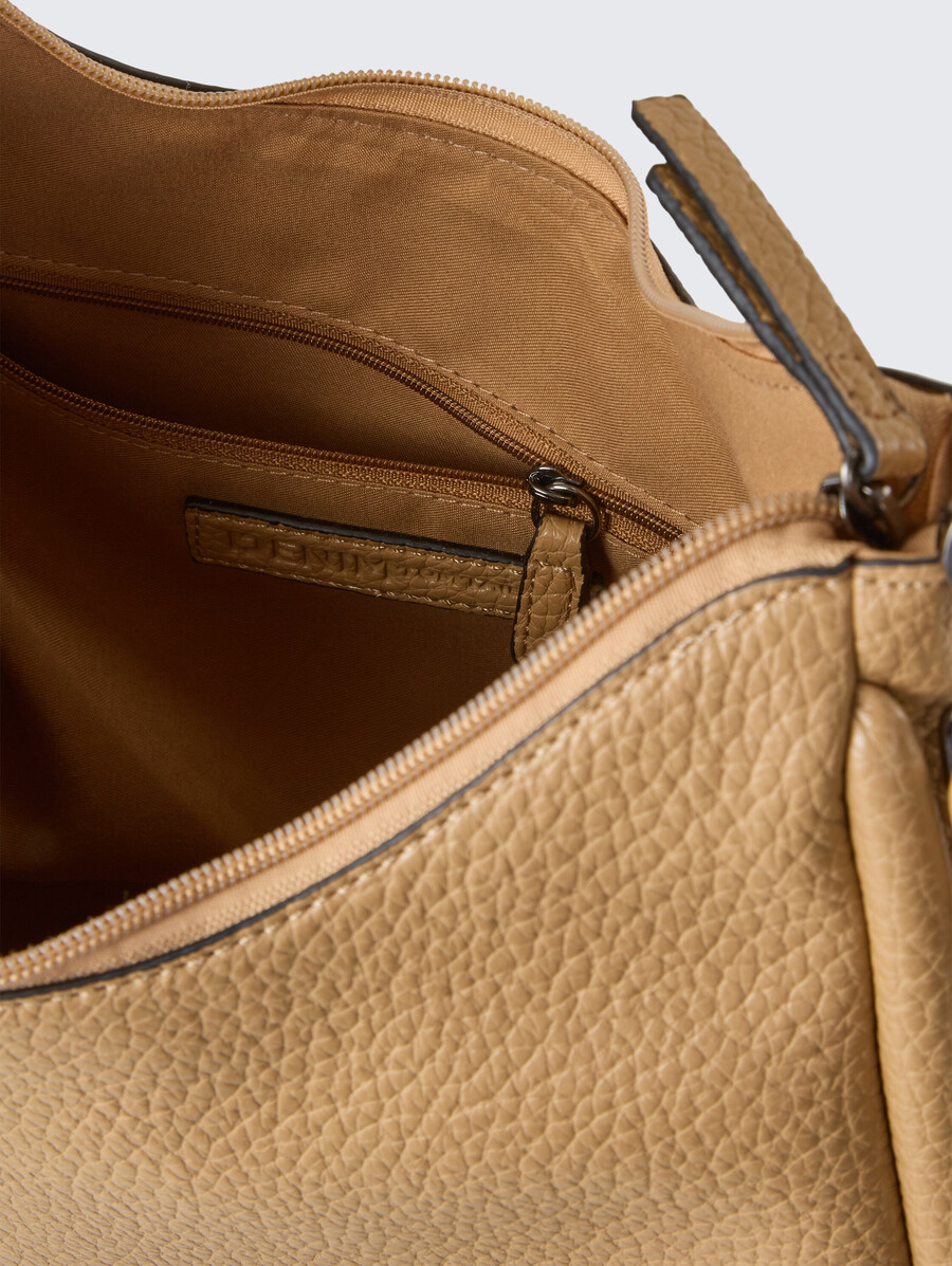 bolso tipo sobre ttfinna m con colgante decorativo