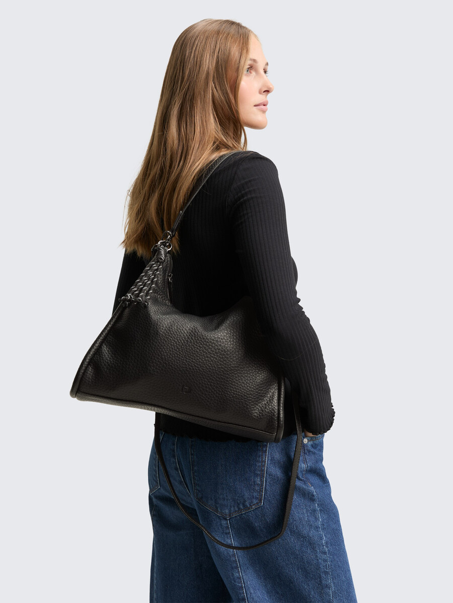 bolso tipo sobre ttfinna m con colgante decorativo