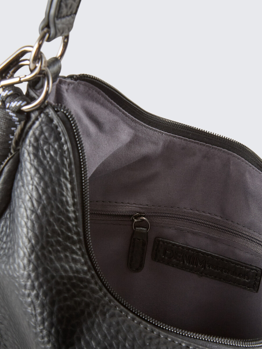 bolso tipo sobre ttfinna m con colgante decorativo