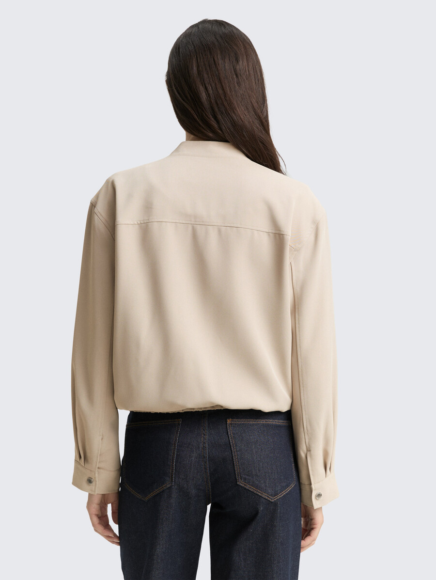 chaqueta tipo blusón de corte holgado