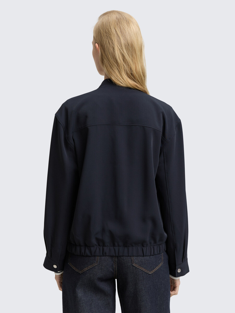 chaqueta tipo blusón de corte holgado