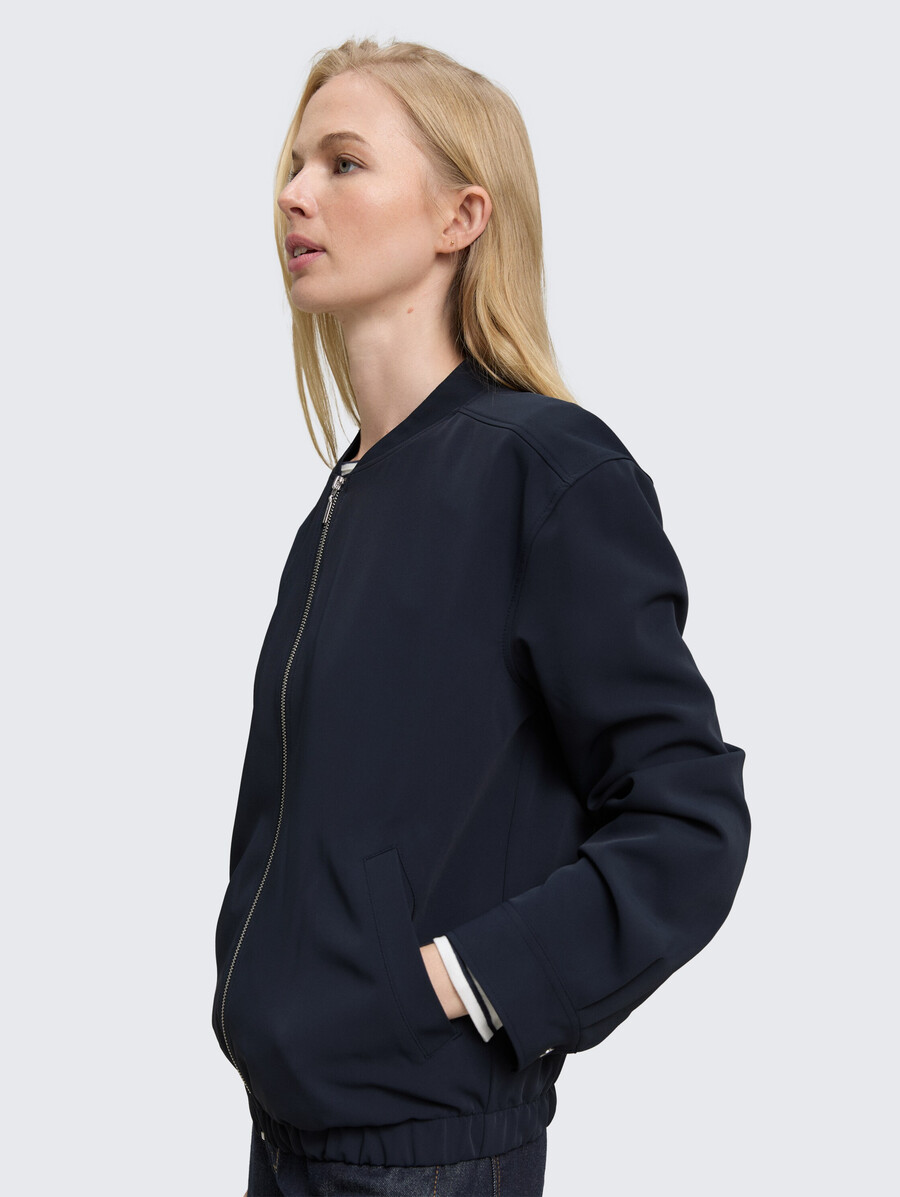 chaqueta tipo blusón de corte holgado