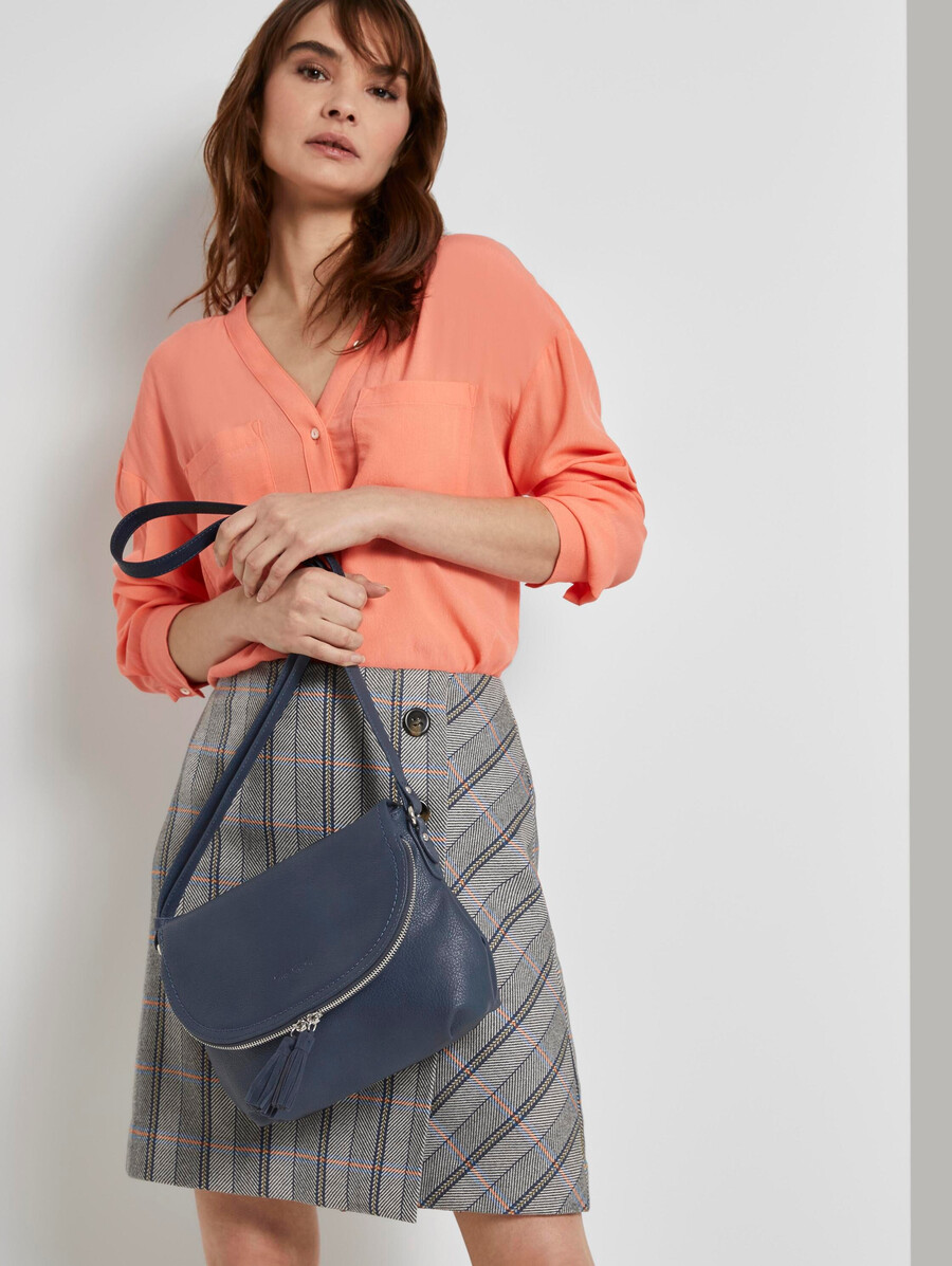 bolso de hombro ttlari con detalle de borla