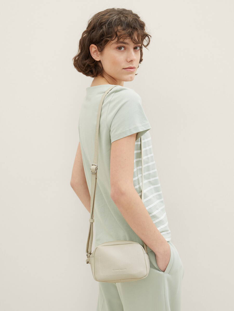 bolso de hombro ttelis con costuras decorativas