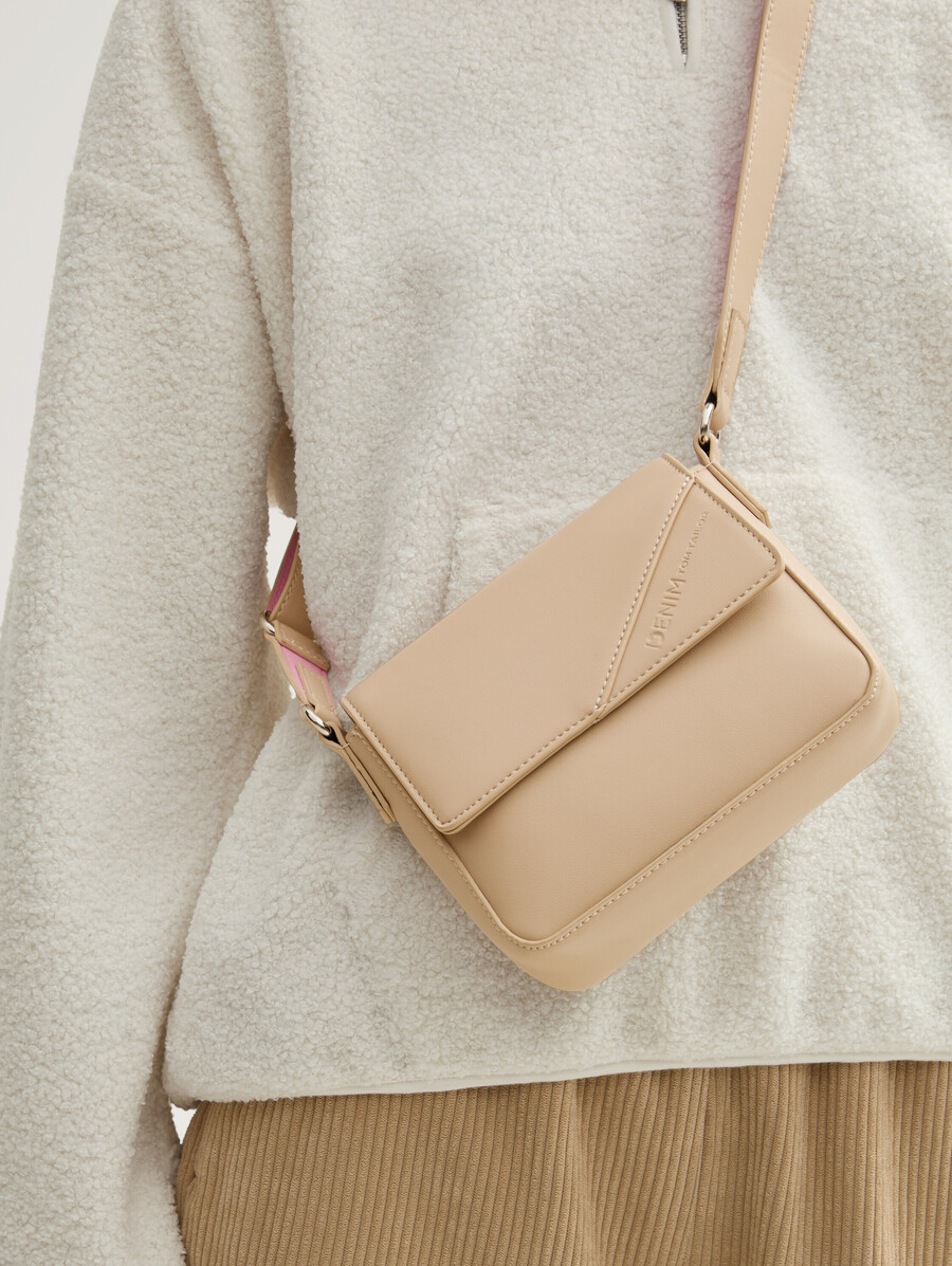 bolso de hombro ttperiya xs con detalles en colores en contraste