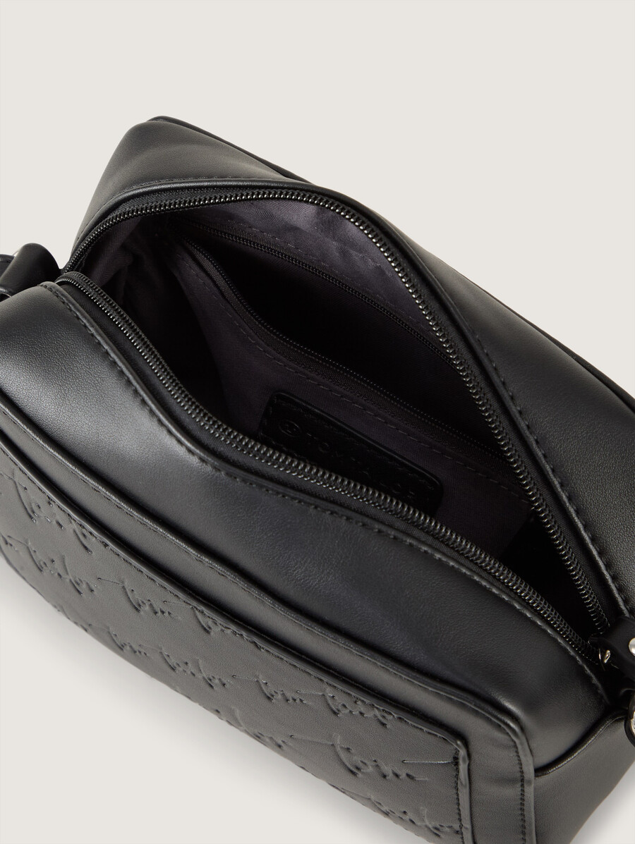 bolso de hombro ttwendi con logotipo en relieve