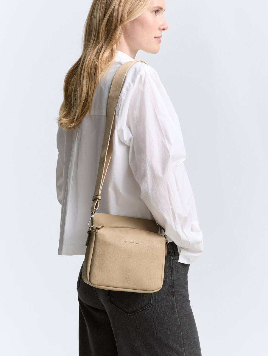 bolso de hombro ttrella s con pequeña solapa y logotipo en relieve