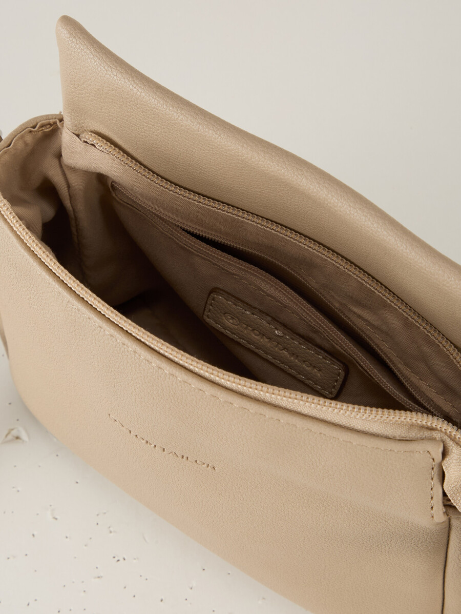 bolso de hombro ttrella s con pequeña solapa y logotipo en relieve