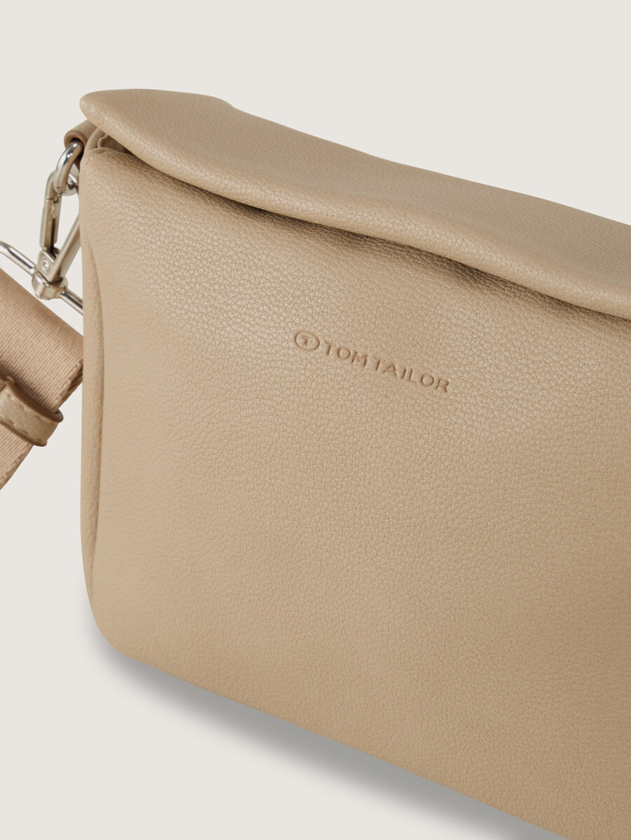 bolso de hombro ttrella s con pequeña solapa y logotipo en relieve
