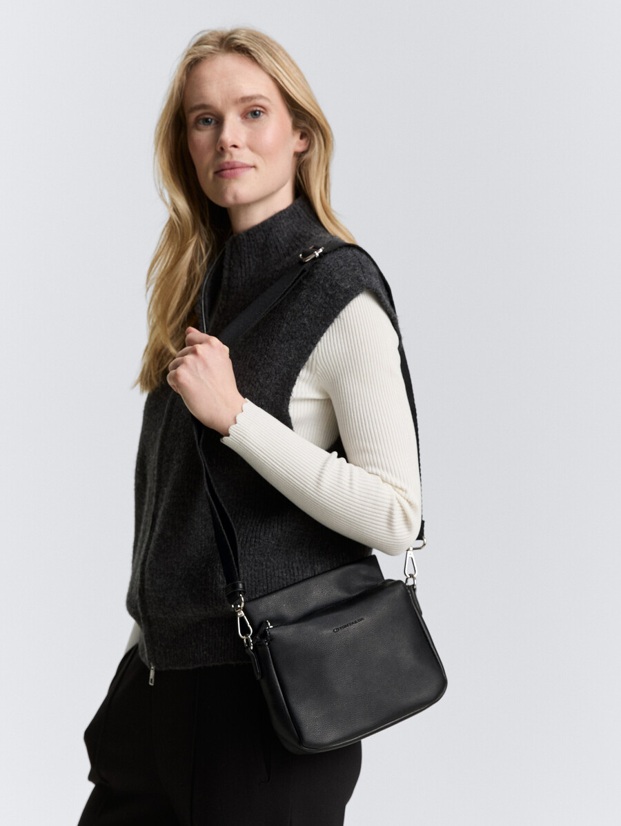 bolso de hombro ttrella s con pequeña solapa y logotipo en relieve