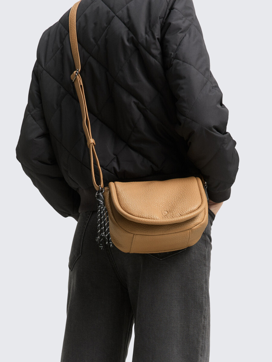 bolso de hombro ttfinna m con colgante decorativo