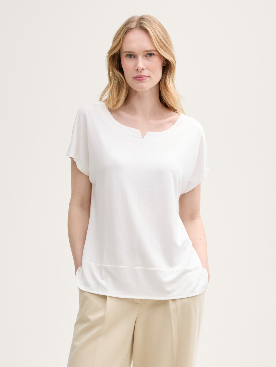 camiseta confeccionada con una mezcla de materiales.