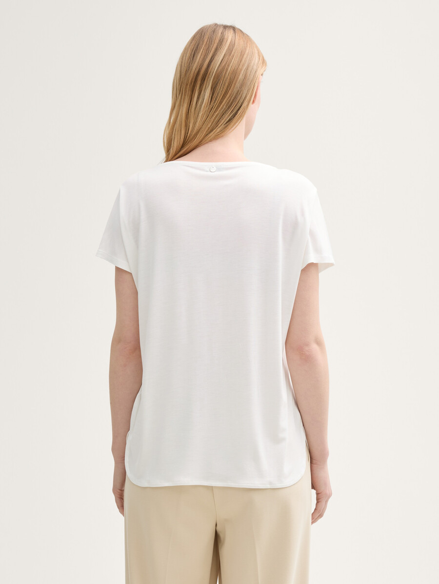 camiseta confeccionada con una mezcla de materiales.