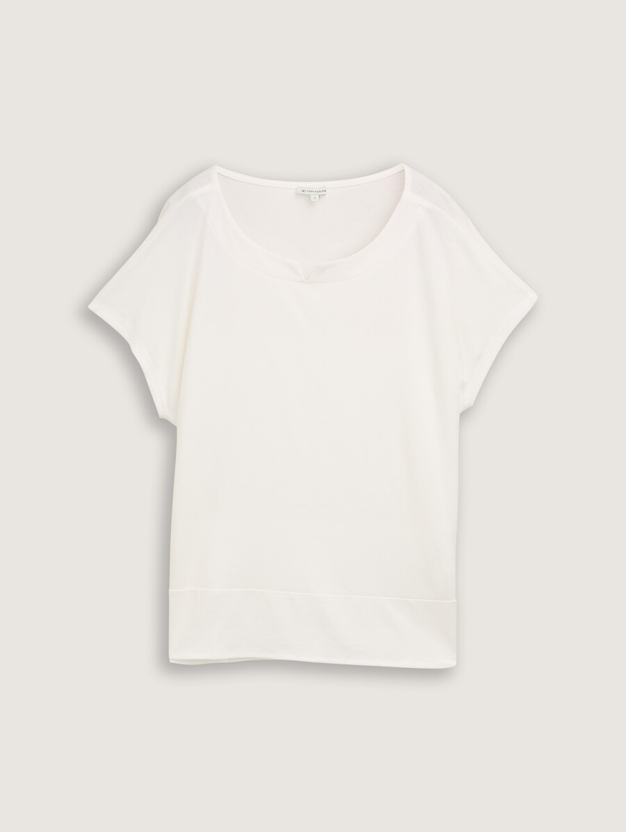 camiseta confeccionada con una mezcla de materiales.