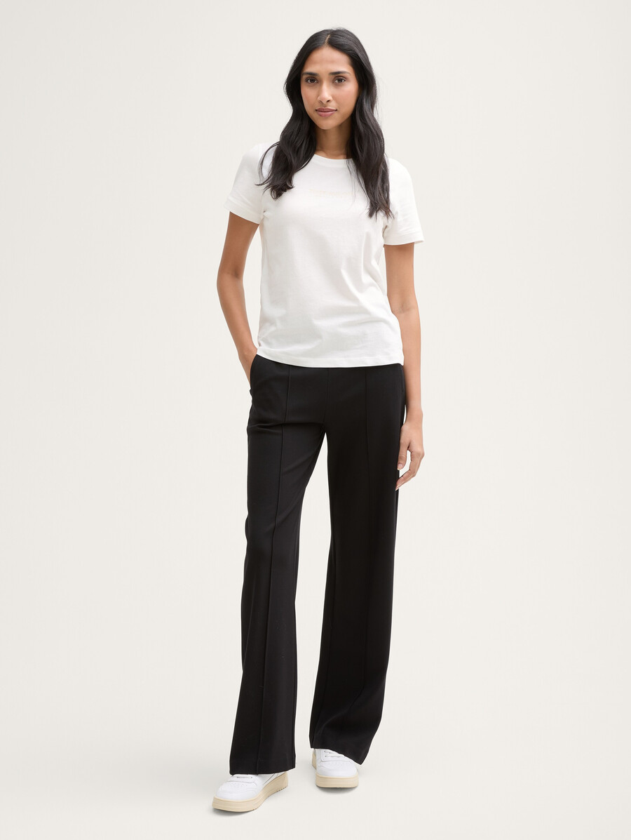 camiseta con logo bordado